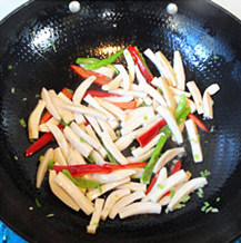 16、杏鲍菇爆鲈鱼,放入杏鲍菇、青红椒大火炒
