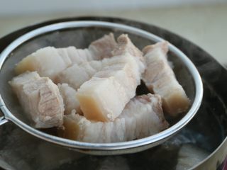 4、红烧肉炖萝卜,然后捞出五花肉沥干水分备用，或者用厨房纸拭干表面水分