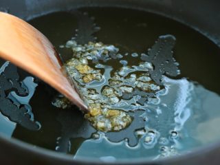 5、红烧肉炖萝卜,另起锅倒适量食用油烧至五成热，放入冰糖快速翻炒融化，注意不要炒糊了，否则整个菜品就会发苦