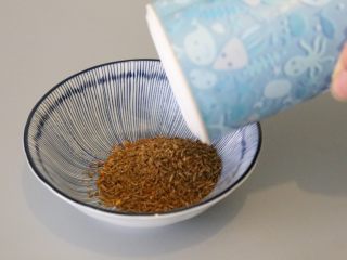 9、孜然土豆,放入适量食用盐。