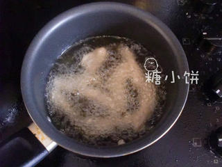 8、糖醋里脊,扔到油锅里面中大火炸