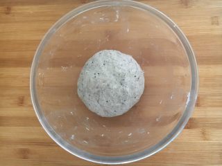 2、蔓越莓黑麦藤篮法式欧包,揉至光滑即可，不需要出手套膜的。盖保鲜膜室温发酵1小时，然后放入冰箱冷藏发酵12小时以上。