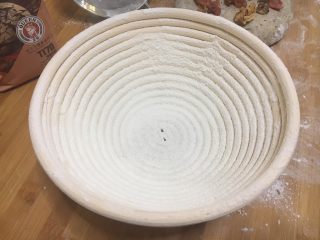 3、蔓越莓黑麦藤篮法式欧包,藤篮内撒入黑麦面粉。