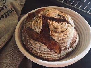 10、蔓越莓黑麦藤篮法式欧包,取出晾凉。