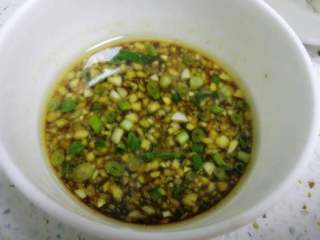 6、白切鸡,倒入适量生抽白糖醋，调入盐味和鸡精，香香的蘸料准备好了。