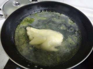 8、白切鸡,然后，打开锅盖，鸡煮好了。也可以用一根筷子插一下鸡身，如果没有血水流出就代表煮熟了。