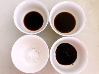 2、＃吃豆腐＃鱼香豆腐,把生抽，蚝油，陈醋，白糖混合