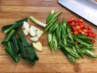 3、干锅花菜,大蒜切片，蒜苗切段，独蒜切瓣，青辣椒斜切，小尖椒切圈。