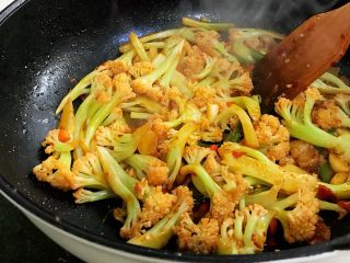 9、干锅花菜,用锅铲继续翻炒均匀。