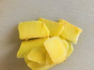 2、手撕鸡胸肉,生姜切片备用