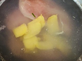 3、手撕鸡胸肉,放入生姜