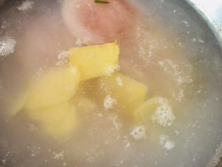 4、手撕鸡胸肉,放入适量料酒