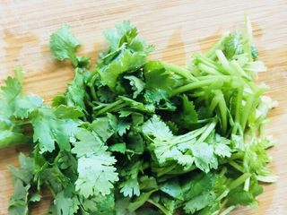 10、手撕鸡胸肉,切成段备用