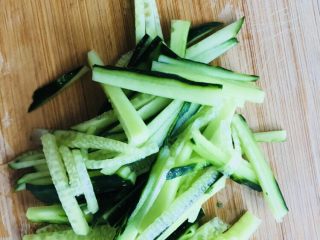 12、手撕鸡胸肉,切成条备用