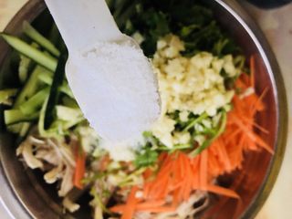 19、手撕鸡胸肉,加入一小勺盐