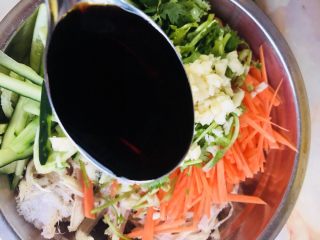 20、手撕鸡胸肉,加入2勺酱油