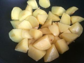 7、鸡腿炖土豆,放入土豆块，翻炒至面面金黄色，