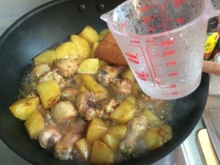 11、鸡腿炖土豆,加水，不需要没过食材