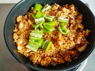 6、什锦咖喱焗饭,咖喱粉完全炒匀后,加入切好的青椒。炒匀关火。