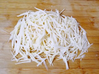 1、酸辣土豆丝,土豆洗干净去皮，用擦丝器擦成丝，冲洗一下凉水泡上。