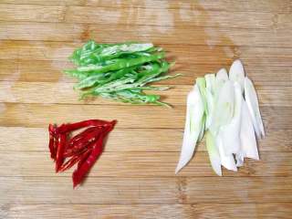 2、酸辣土豆丝,大葱、线辣椒、干红辣椒分别洗干净切成丝。