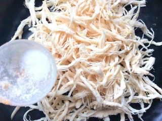 5、鸡脯肉沙拉三明治,撕半个鸡脯肉放一点点盐抓匀