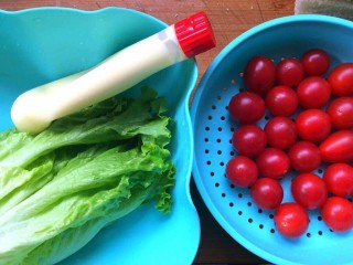 7、鸡脯肉沙拉三明治,圣女果，生菜洗净，沙拉酱备用