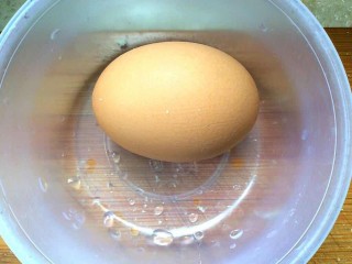 9、鸡脯肉沙拉三明治,取一个鸡蛋。