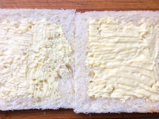 12、鸡脯肉沙拉三明治,土司两片都均匀的抹上沙拉酱