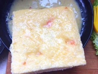 16、鸡脯肉沙拉三明治,两面都粘上蛋液