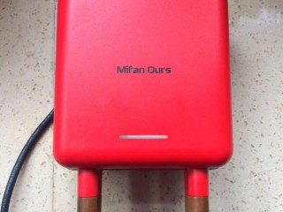 19、鸡脯肉沙拉三明治,盖好盖子，等三分钟