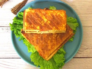 21、鸡脯肉沙拉三明治,清香美味的三明治好吃哦