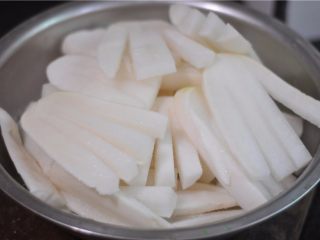 2、超级爽口的开胃萝卜干,将所有的萝卜块都切好，放在大盆里