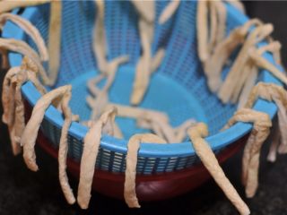 8、超级爽口的开胃萝卜干,晾至表面看不到水珠即可