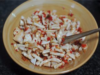 10、超级爽口的开胃萝卜干,放盐和剁辣椒，拌匀即可