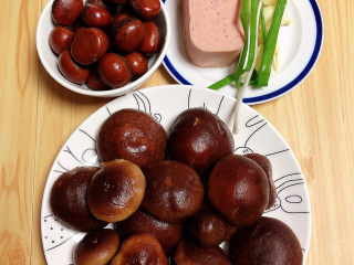 1、香菇板栗,准备好食材。香菇、板栗、火腿、葱蒜。