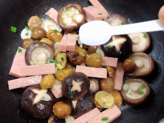 11、香菇板栗,加入3克盐。