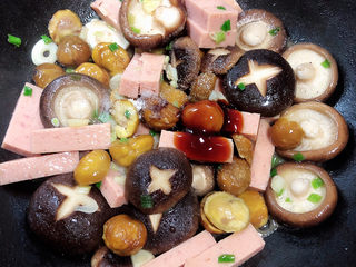 12、香菇板栗,再加入5克蚝油。