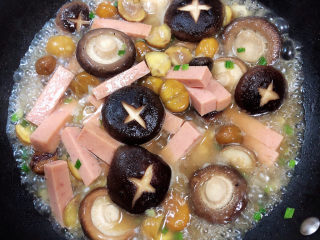 13、香菇板栗,倒入100ml水，盖盖儿中火焖煮5-8分钟，让蘑菇入味。