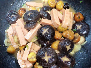 14、香菇板栗,待香菇入味后，收汁出锅喽！