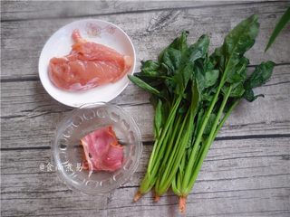 1、菠菜鸡肉饼, 备好鸡胸肉、菠菜、培根