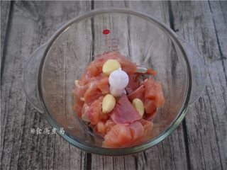 3、菠菜鸡肉饼,蒜瓣去皮、一起倒入搅拌机内，通电将肉类搅碎