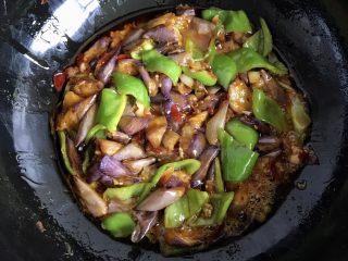 13、红烧茄子,翻炒均匀即可，喜欢加胡椒的可以加少许胡椒调味哦