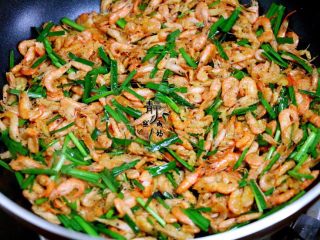 8、独家韭菜炒河虾,调入盐和韭菜段，继续翻炒七八秒钟关火。