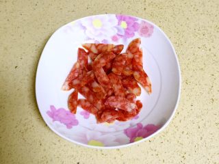 1、腊肠炒香干,腊肠洗净去外衣，纵向切开，在切片。