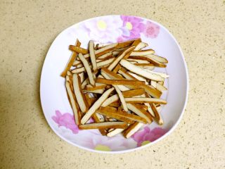 2、腊肠炒香干,香干切片。