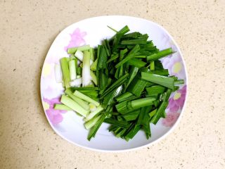 3、腊肠炒香干,青蒜洗净切长段，蒜叶和蒜白分开。