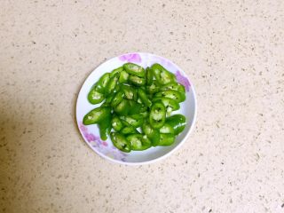 4、腊肠炒香干,杭椒洗净切斜段。