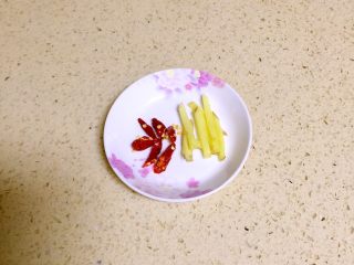 5、腊肠炒香干,生姜切丝，干辣椒切段。