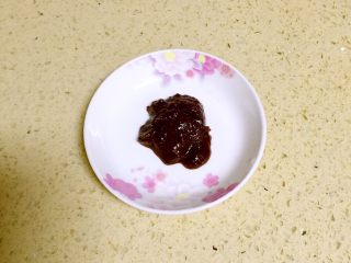 6、腊肠炒香干,郫县豆瓣酱用刀剁碎。